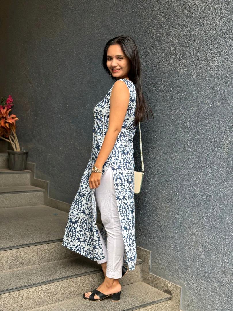 INDIGO FLORAL PRINT SLEEVELESS KURTI