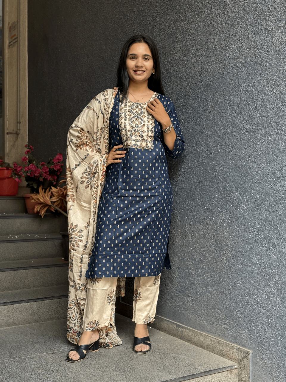 NAVY BLUE BUTI KURTA WITH CREAM FLORAL DUPATTA
